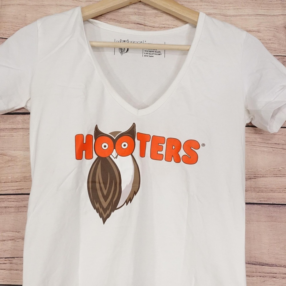 Hooters T-Shirt Womens S White V-Neck Short Sleeve Stretch Logo Graphic Top - Picture 2 of 7